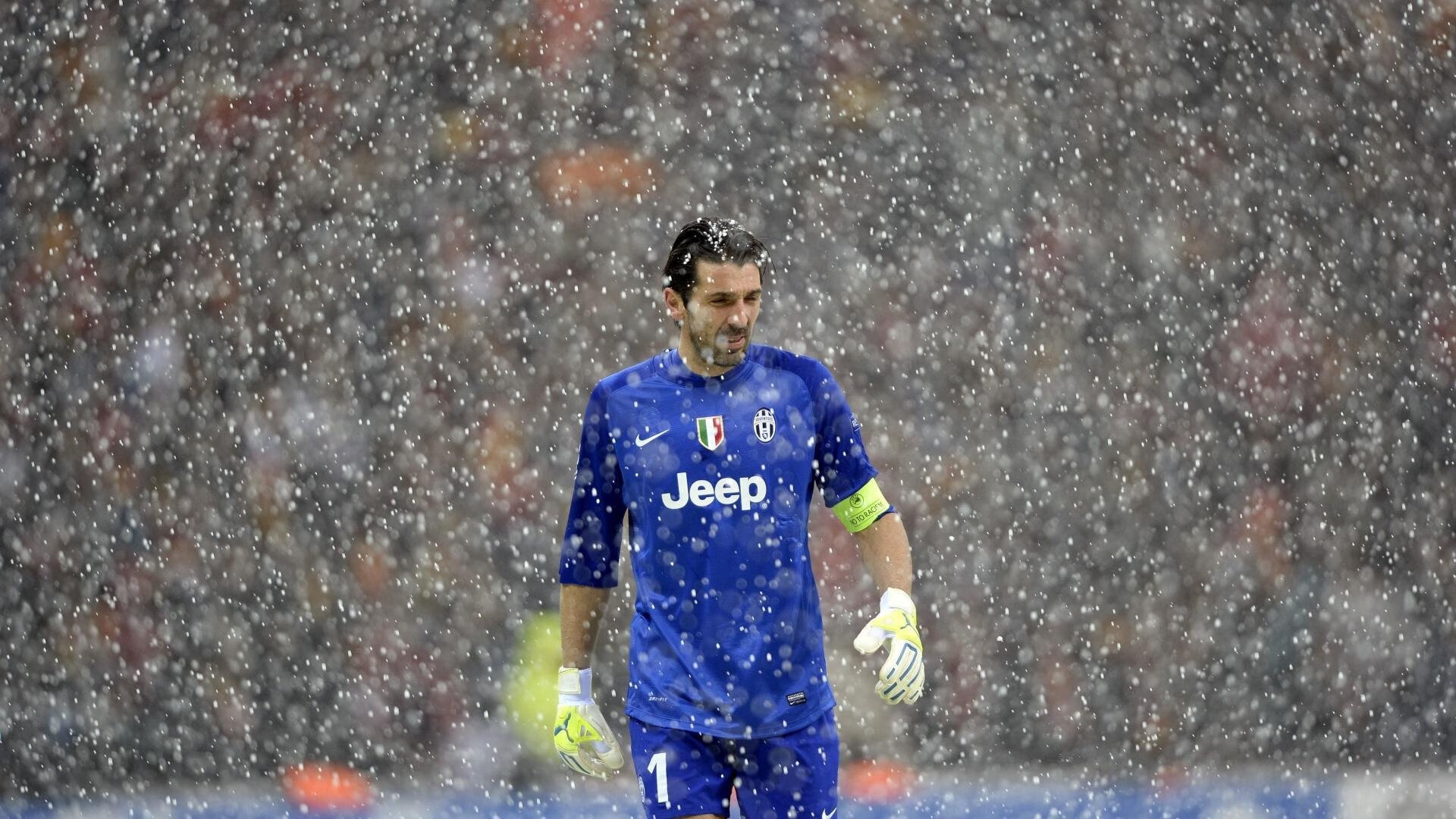 开云中国-库里与老对手赛后热情拥抱引回忆杀，库里和谁一队